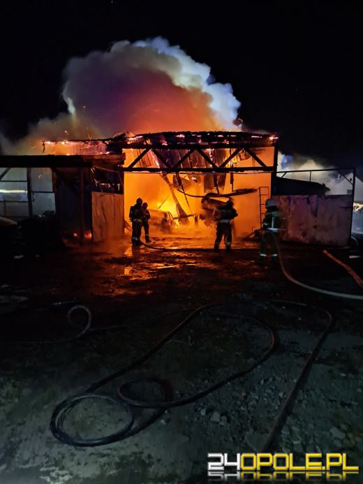 Pożar warsztatu samochodowego w Malerzowicach Wielkich. Wewnątrz dwa samochody 