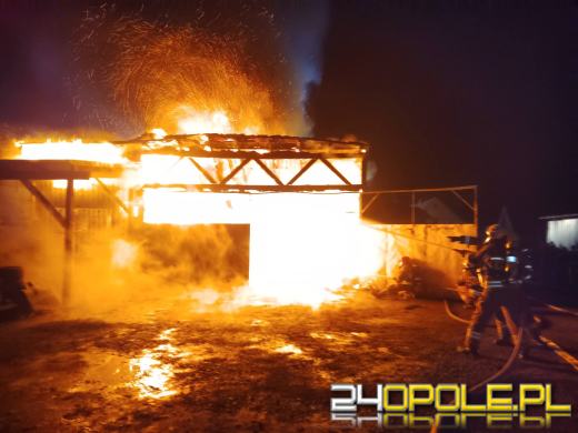 Pożar warsztatu samochodowego w Malerzowicach Wielkich. Wewnątrz dwa samochody 