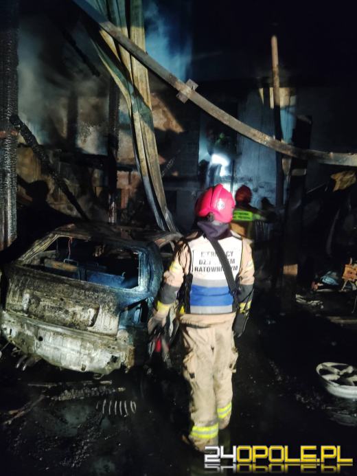 Pożar warsztatu samochodowego w Malerzowicach Wielkich. Wewnątrz dwa samochody 