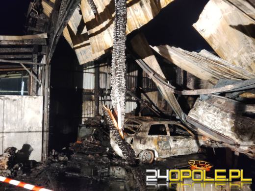 Pożar warsztatu samochodowego w Malerzowicach Wielkich. Wewnątrz dwa samochody 