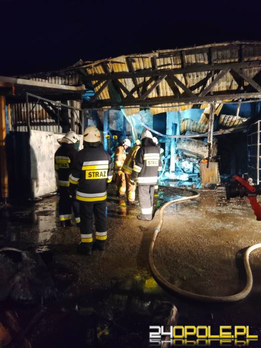 Pożar warsztatu samochodowego w Malerzowicach Wielkich. Wewnątrz dwa samochody 