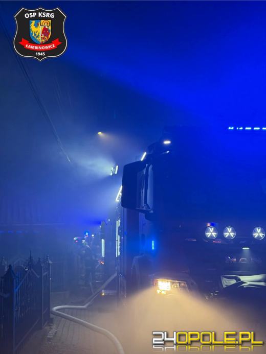 Pożar warsztatu samochodowego w Malerzowicach Wielkich. Wewnątrz dwa samochody 