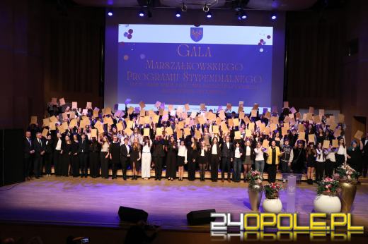 438 uczniów i uczennic ze stypendiami marszałka