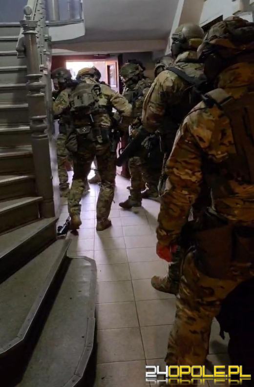 Uzbrojony i niebezpieczny zatrzymany w Kluczborku. W akcji policyjni kontrterroryści (WIDEO)