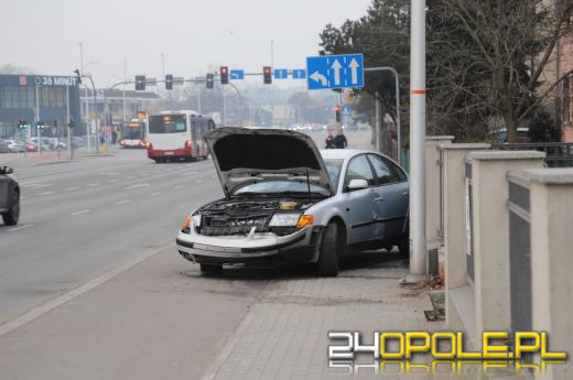 Kolizja na ul. Niemodlińskiej w Opolu. 19-latek uderzył w autobus MZK i w ogrodzenie