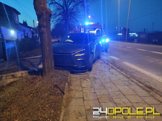 Lexus rozbity o drzewo w Opolu. Kierowca miał ponad 2 promile alkoholu