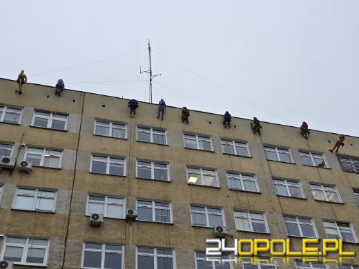 Z dachu Uniwersyteckiego Szpitala w Opolu zjechali superbohaterowie
