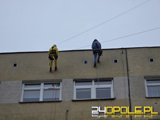 Z dachu Uniwersyteckiego Szpitala w Opolu zjechali superbohaterowie