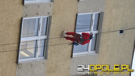 Z dachu Uniwersyteckiego Szpitala w Opolu zjechali superbohaterowie