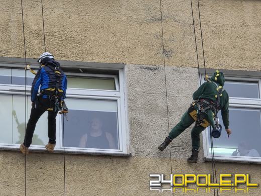 Z dachu Uniwersyteckiego Szpitala w Opolu zjechali superbohaterowie