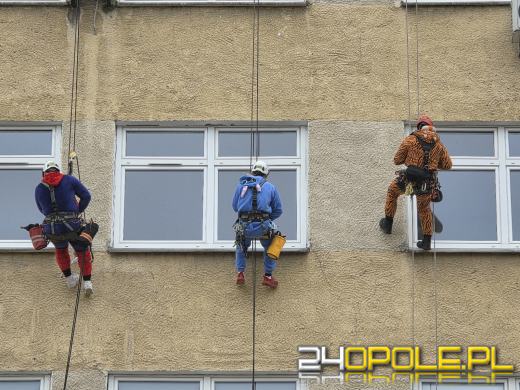 Z dachu Uniwersyteckiego Szpitala w Opolu zjechali superbohaterowie