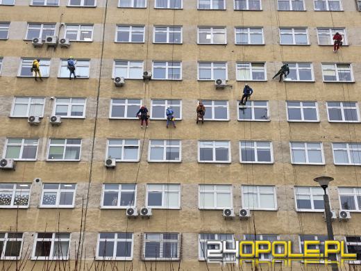 Z dachu Uniwersyteckiego Szpitala w Opolu zjechali superbohaterowie