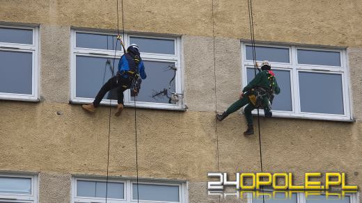 Z dachu Uniwersyteckiego Szpitala w Opolu zjechali superbohaterowie