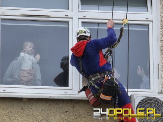 Z dachu Uniwersyteckiego Szpitala w Opolu zjechali superbohaterowie