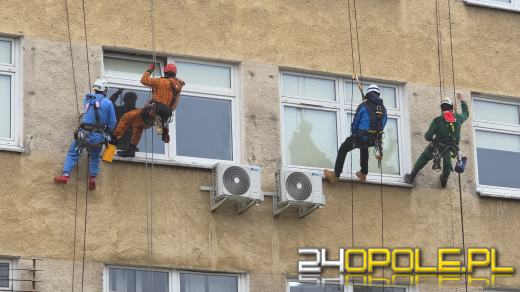 Z dachu Uniwersyteckiego Szpitala w Opolu zjechali superbohaterowie