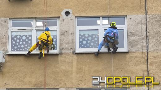 Z dachu Uniwersyteckiego Szpitala w Opolu zjechali superbohaterowie