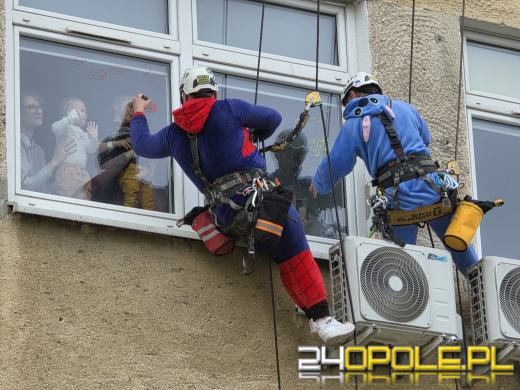 Z dachu Uniwersyteckiego Szpitala w Opolu zjechali superbohaterowie
