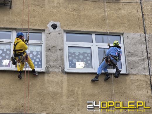 Z dachu Uniwersyteckiego Szpitala w Opolu zjechali superbohaterowie