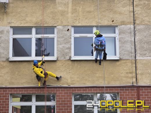 Z dachu Uniwersyteckiego Szpitala w Opolu zjechali superbohaterowie