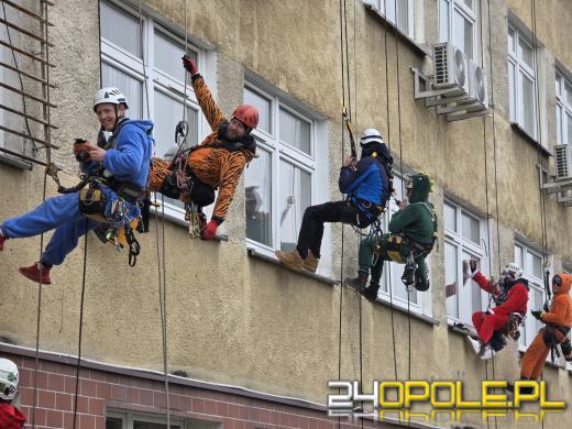 Z dachu Uniwersyteckiego Szpitala w Opolu zjechali superbohaterowie