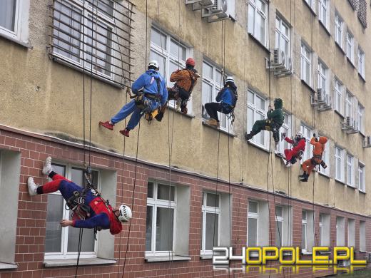 Z dachu Uniwersyteckiego Szpitala w Opolu zjechali superbohaterowie