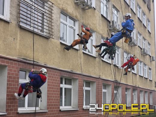Z dachu Uniwersyteckiego Szpitala w Opolu zjechali superbohaterowie