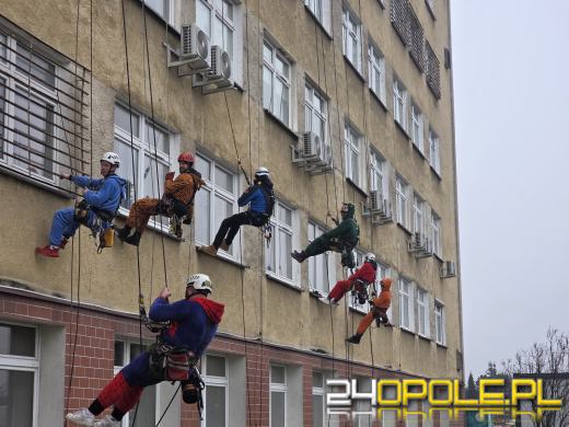 Z dachu Uniwersyteckiego Szpitala w Opolu zjechali superbohaterowie