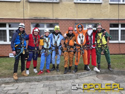 Z dachu Uniwersyteckiego Szpitala w Opolu zjechali superbohaterowie