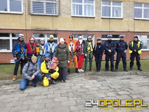 Z dachu Uniwersyteckiego Szpitala w Opolu zjechali superbohaterowie