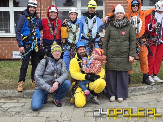 Z dachu Uniwersyteckiego Szpitala w Opolu zjechali superbohaterowie