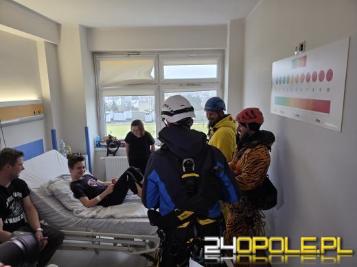 Z dachu Uniwersyteckiego Szpitala w Opolu zjechali superbohaterowie