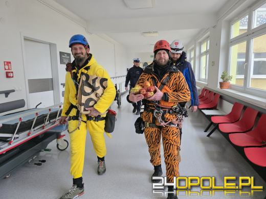 Z dachu Uniwersyteckiego Szpitala w Opolu zjechali superbohaterowie