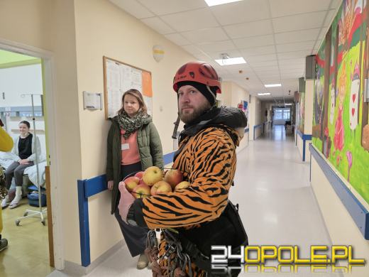 Z dachu Uniwersyteckiego Szpitala w Opolu zjechali superbohaterowie