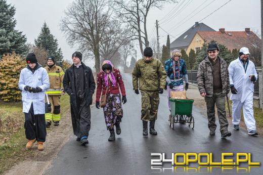 Niedźwiedź znów zatańczył w Chróścinie. Barwny korowód przeszedł przez wieś