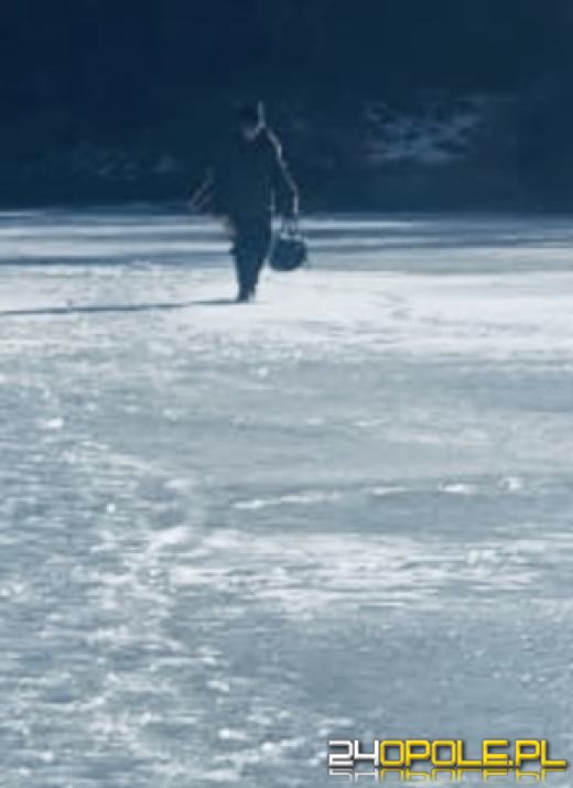 Wędkował na kruszejącym lodzie stawu, a nastolatek mu się przyglądał