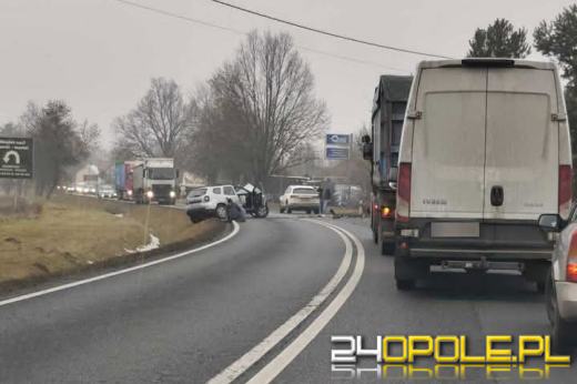 Zderzenie dwóch pojazdów w Jasieniu. Droga całkowicie zablokowana