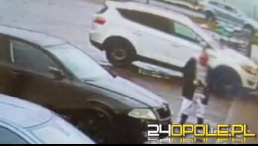 Rozbił się o ścianę sklepu, poszedł po wódkę i uciekł WIDEO 