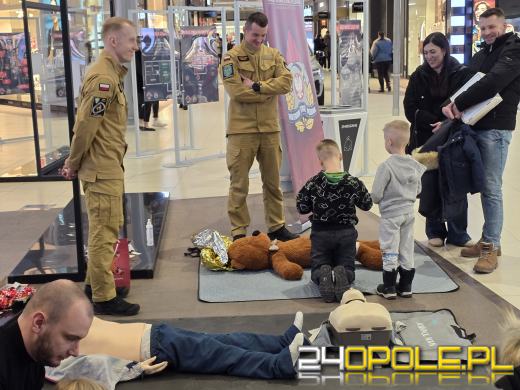 Zadbajmy razem o bezpieczeństwo" - strażacka akcja edukacyjna w CH Karolinka WIDEO