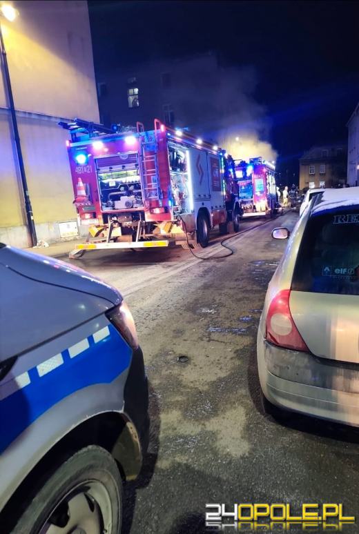 Nocny pożar mieszkania. Trzy osoby, w tym dziecko trafiły do szpitala trafiły do szpitala
