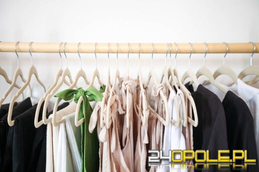 Szafa kapsułowa z pazurem. Jak jeden detal może zmienić całą stylizację?