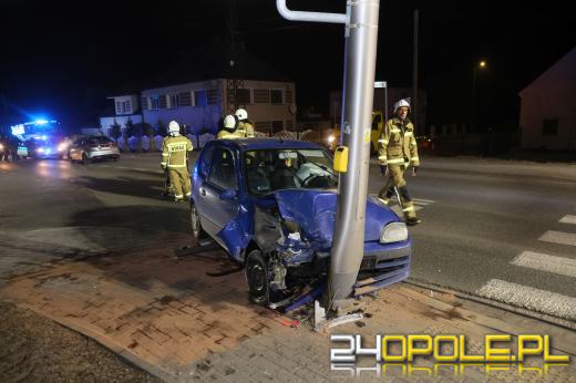 Trzy auta rozbite na Prószkowskiej. Sprawca uderzył w ogrodzenie i został zatrzymany