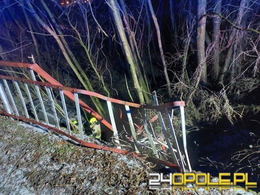 Dużo szczęścia kierowcy. Toyota uderzyła w bariery i wpadła do wąwozu