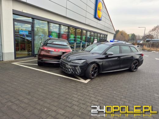 Pijany kierowca uderzył w auto, znak i witrynę sklepu w Brzegu