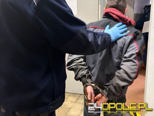 Był poszukiwany, a w mieszkaniu miał amfetaminę i nielegalnie pobierał prąd