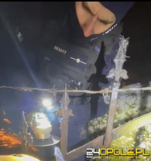 Pies nabił się na płot - uratowali go policjanci z Głubczyc