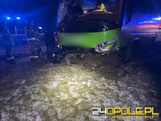 Autokar przebił bariery na A4. Jeden pas zablokowany