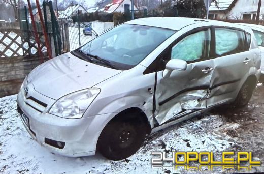 Zderzenie dwóch samochodów w gminie Namysłów. Dwie osoby trafiły do szpitala