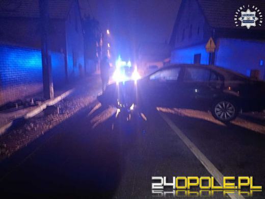 Wsiadła za kierownicę pijana, swoją podróż zakończyła na słupie energetycznym