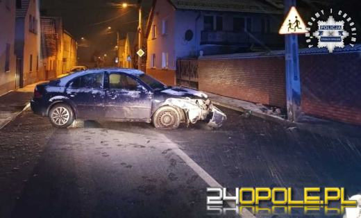 Wsiadła za kierownicę pijana, swoją podróż zakończyła na słupie energetycznym