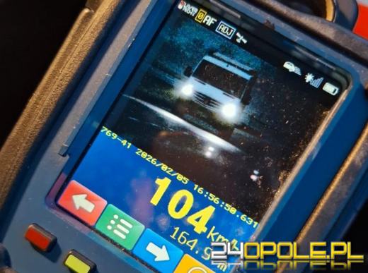 Pędził przez wieś ponad 100 km/h, bo zaspał do pracy